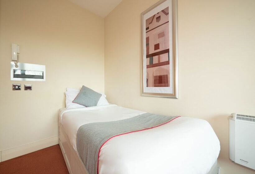 בית מלון כפרי Chase Suites