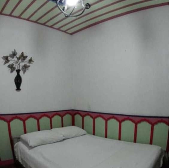 هتل Hostal De Jahn