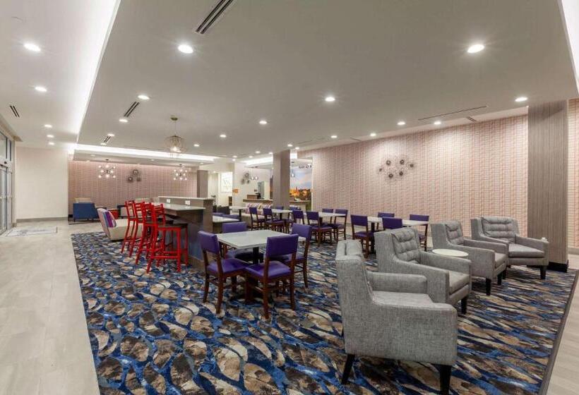 هتل La Quinta Inn & Suites By Wyndham Lafayette Oil Center