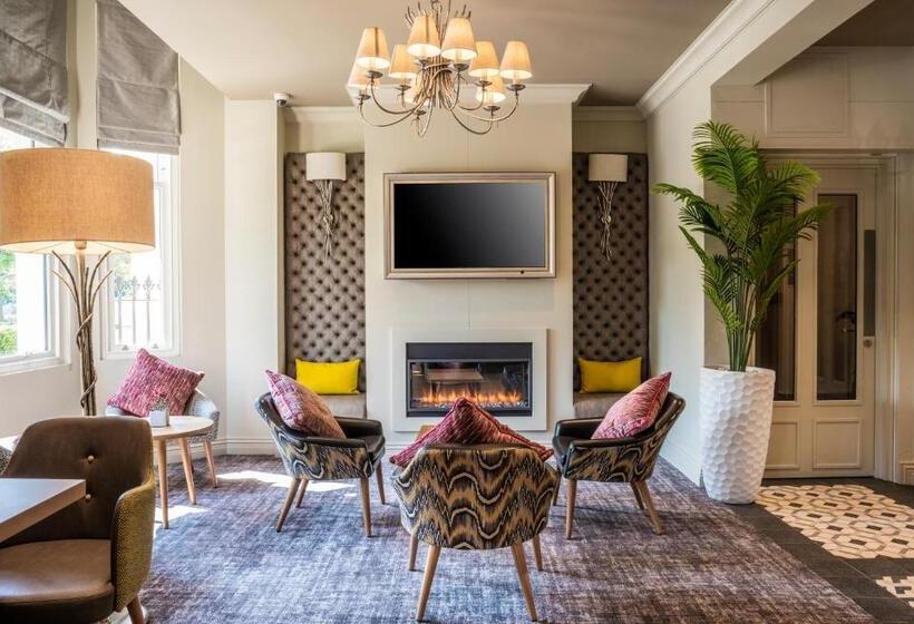 בית מלון כפרי Point A Kensington Olympia