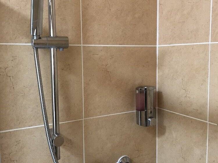 בית מלון כפרי Red Roomz