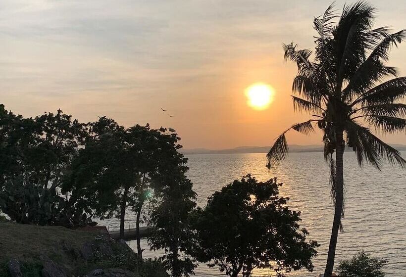 هتل Samuka Island Retreat