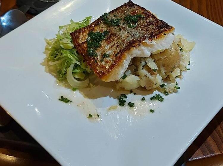 בית מלון כפרי The Black Lion Royal