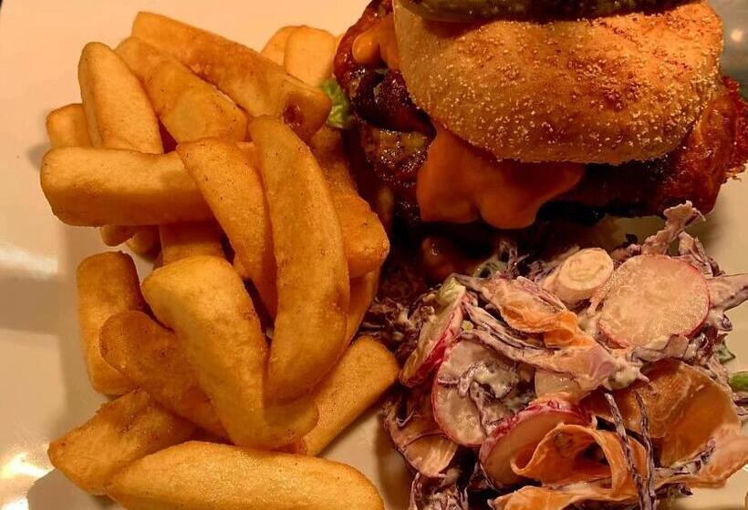 בית מלון כפרי The Black Lion Royal