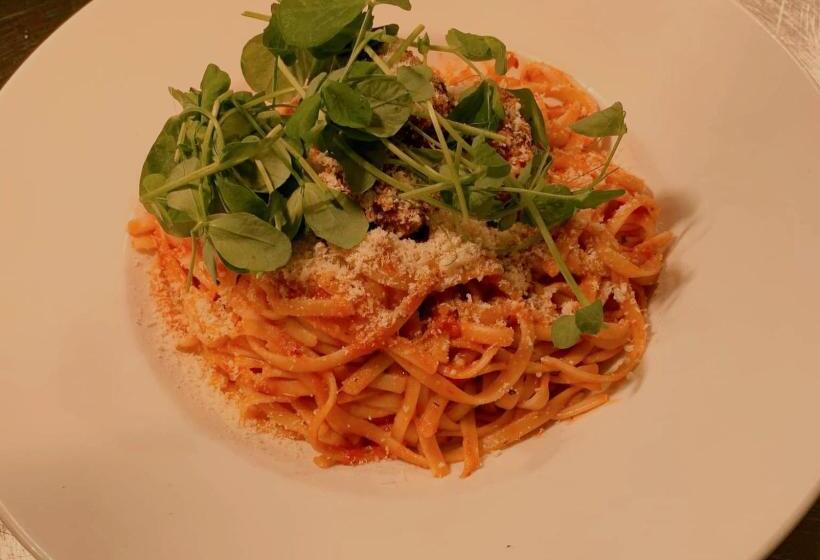 בית מלון כפרי The Black Lion Royal