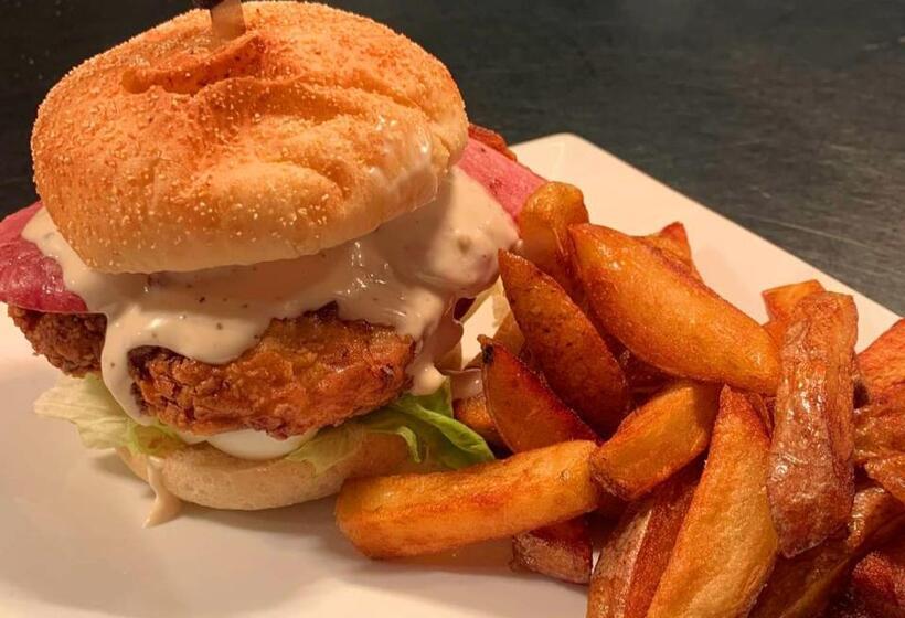 בית מלון כפרי The Black Lion Royal