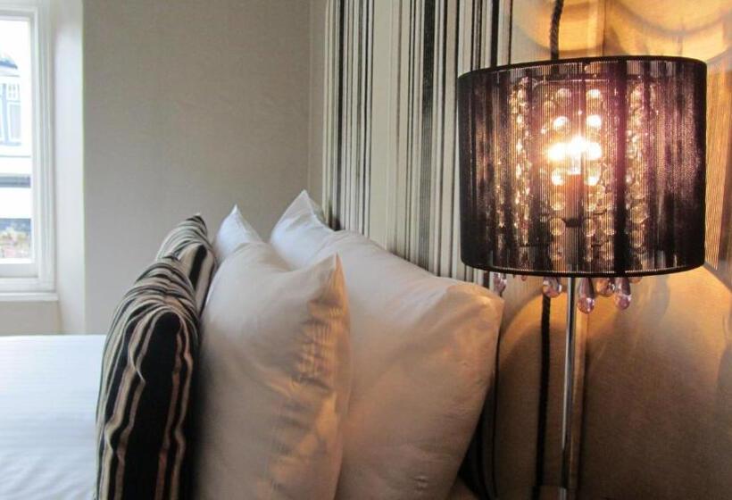 פנסיון Monties Guest House   Adults Only