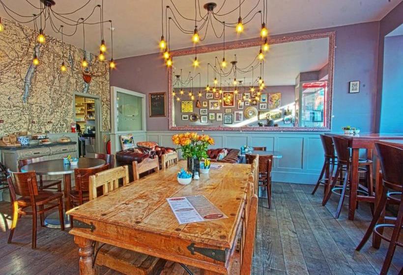 פנסיון Monties Guest House   Adults Only