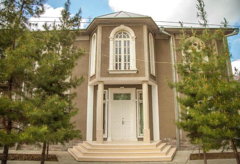 Platan Hostel