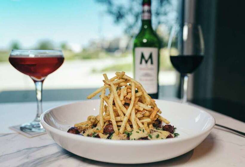 The Axis Moline Hotel, Tapestry Collection By Hilton