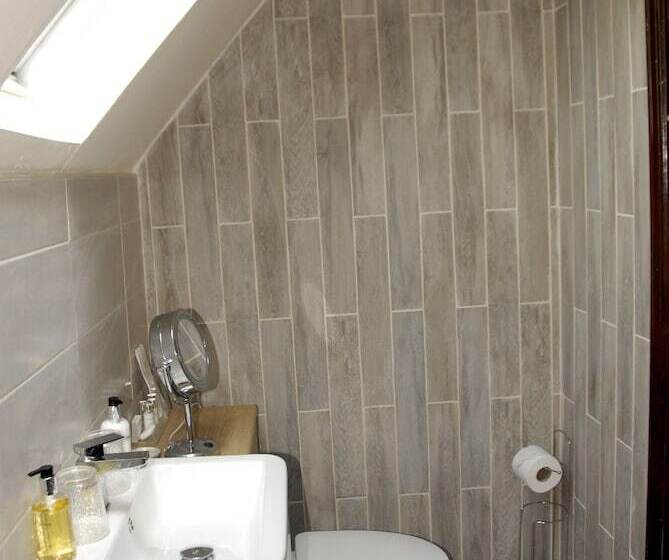 Bed and Breakfast Cleavers Lyng 16th Century Country House