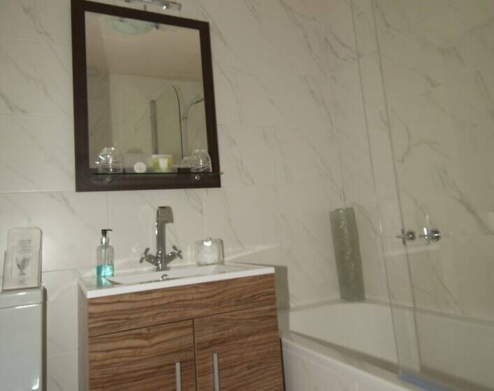 Bed and Breakfast Cleavers Lyng 16th Century Country House