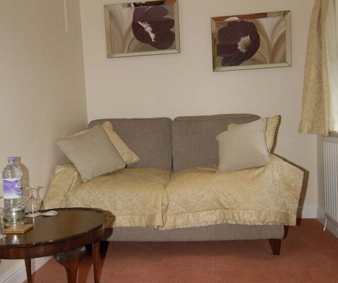 Bed and Breakfast Cleavers Lyng 16th Century Country House