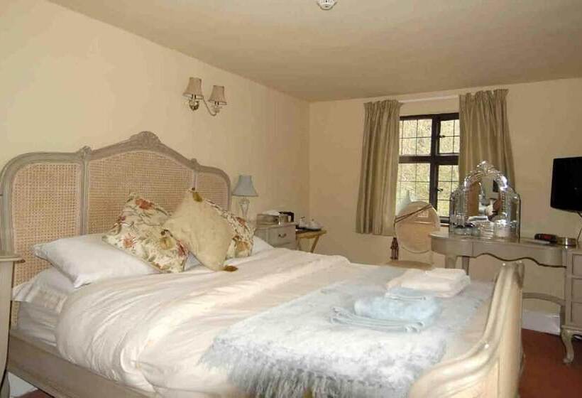 Bed and Breakfast Cleavers Lyng 16th Century Country House