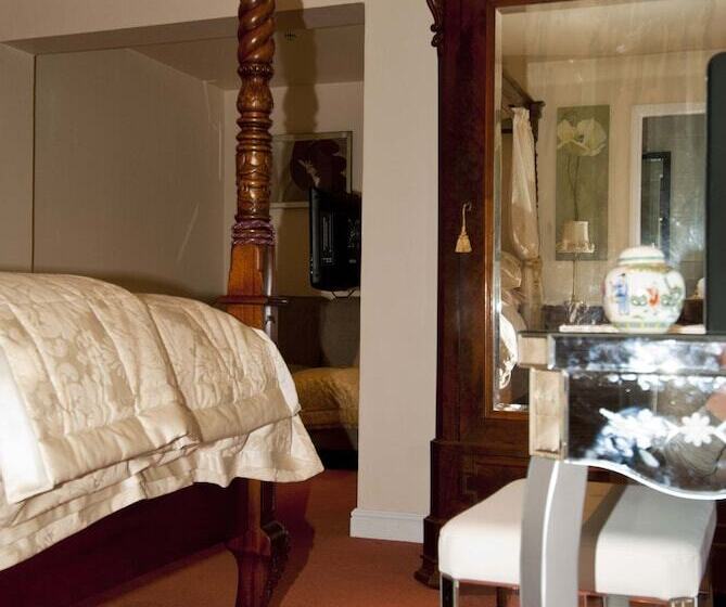 Bed and Breakfast Cleavers Lyng 16th Century Country House