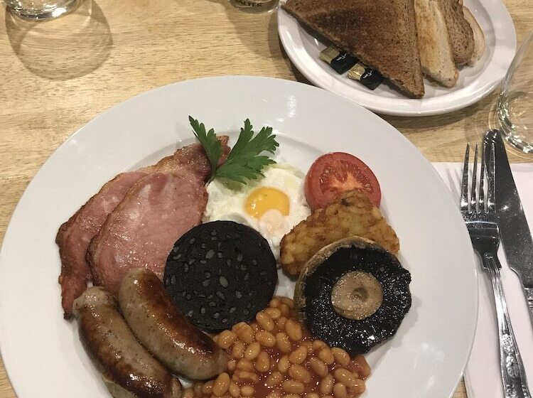 مبيت وإفطار The White Bear