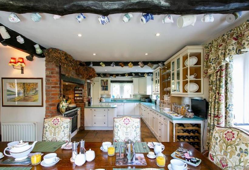 مبيت وإفطار Tucked Away House