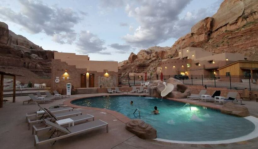 فندق Bluff Dwellings Resort