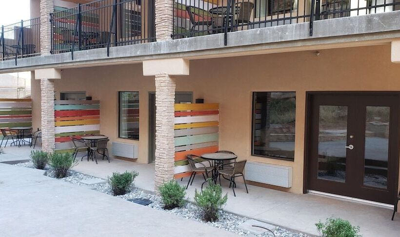 فندق Bluff Dwellings Resort