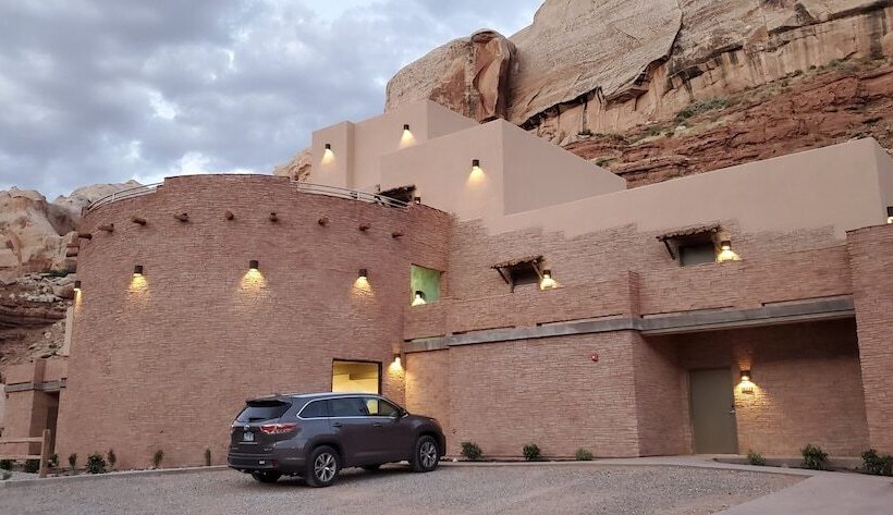 فندق Bluff Dwellings Resort