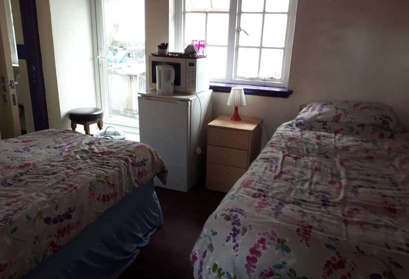 Отель Colin Grazier