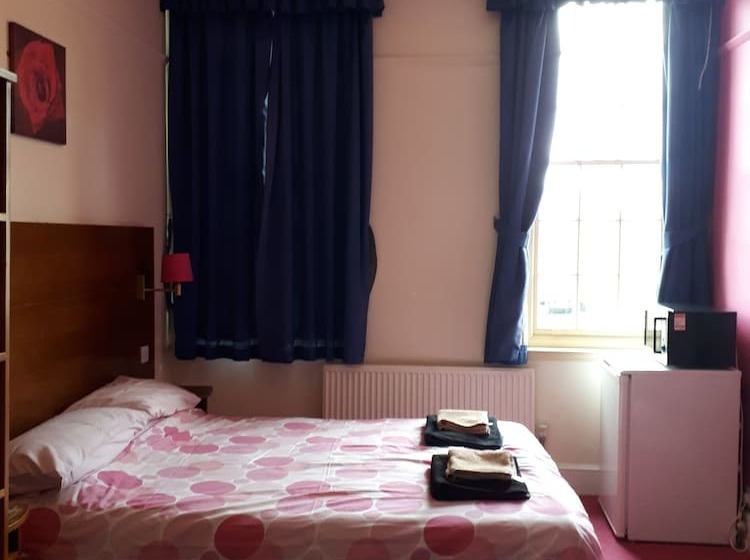 Отель Colin Grazier