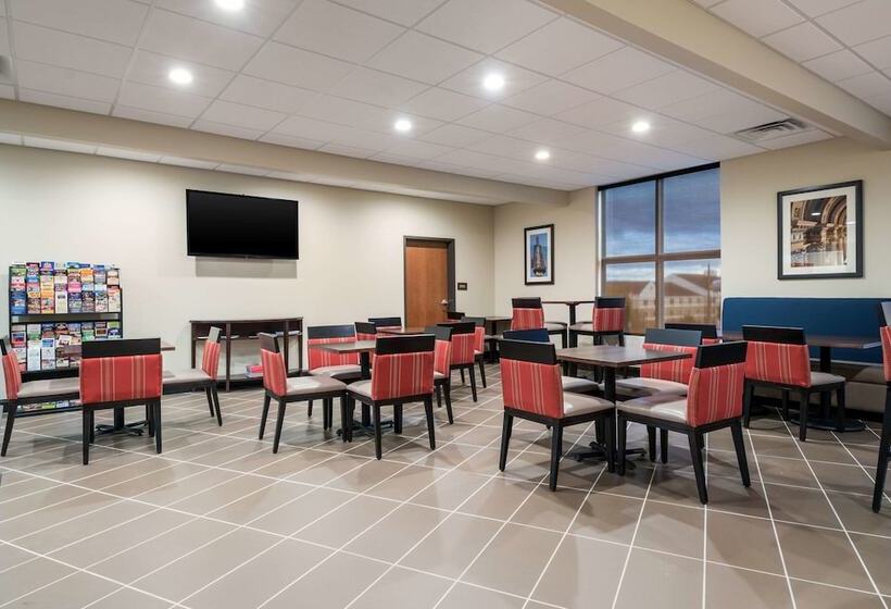 Отель Comfort Inn & Suites Harrisburg Hershey West