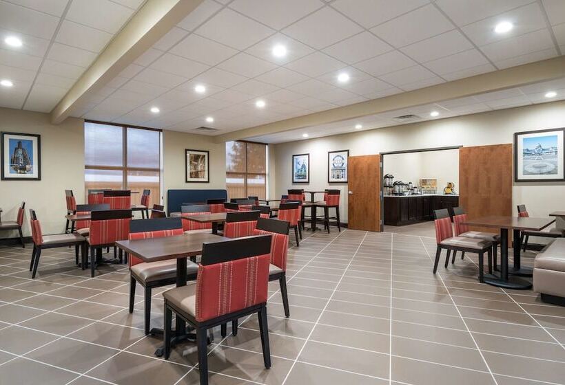 Отель Comfort Inn & Suites Harrisburg Hershey West