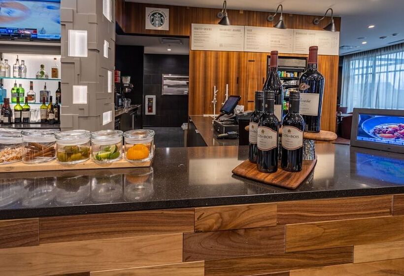 هتل Courtyard By Marriott East Lansing Okemos