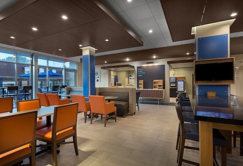 호텔 Holiday Inn Express & Suites   Fayetteville South, An Ihg