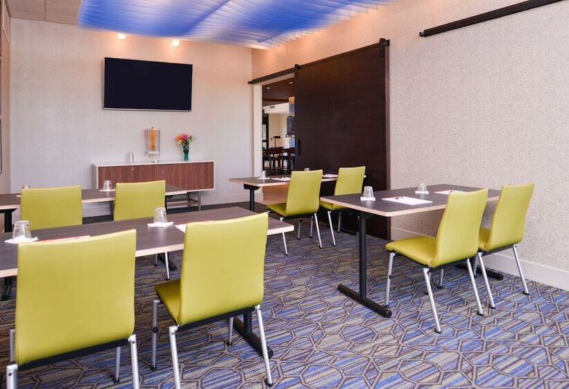 Отель Holiday Inn Express & Suites Olathe West, An Ihg