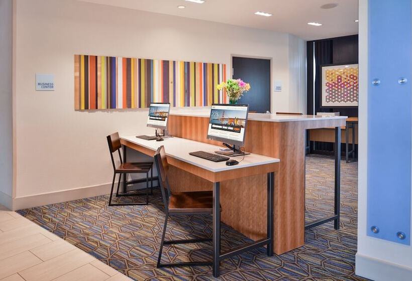 Отель Holiday Inn Express & Suites Olathe West, An Ihg