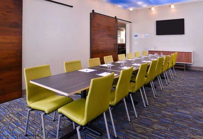 Отель Holiday Inn Express & Suites Mall Of America Msp Airport, An Ihg