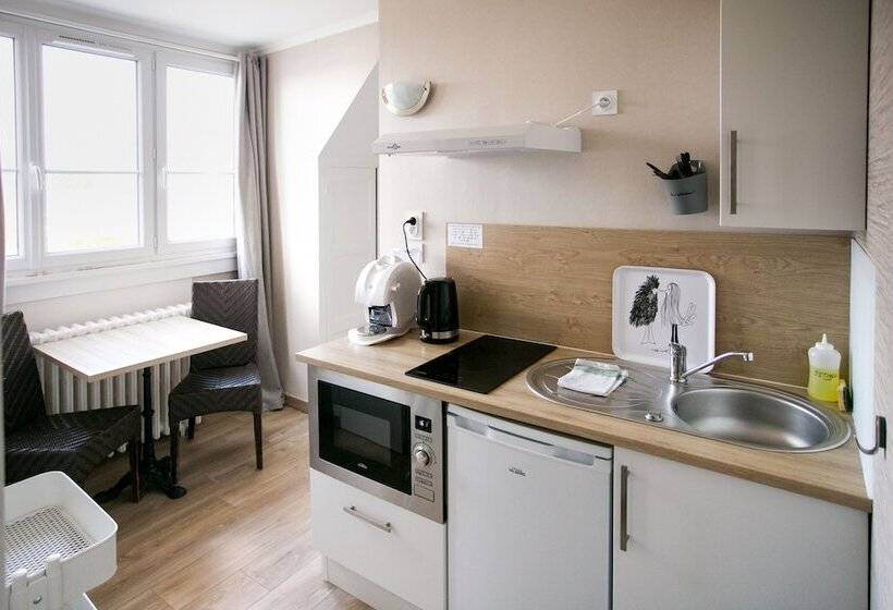 Отель Le Cotentin Appart Hôtels & Restaurant Le Cot