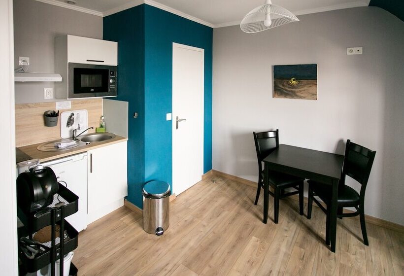 Отель Le Cotentin Appart Hôtels & Restaurant Le Cot