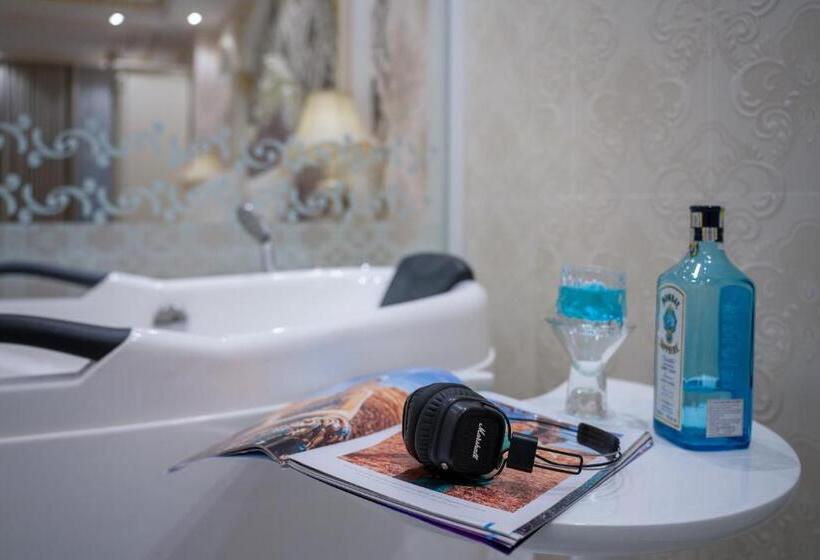 Royal Beach Hotel By Thg