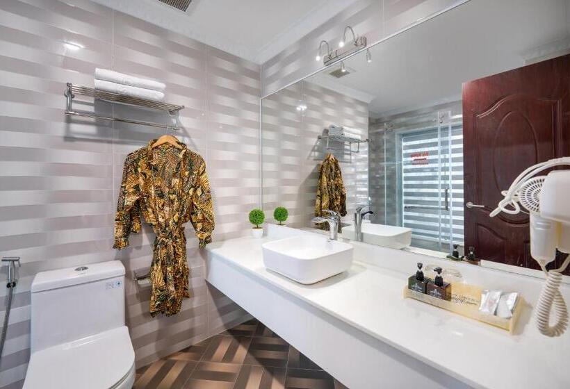 Royal Beach Hotel By Thg