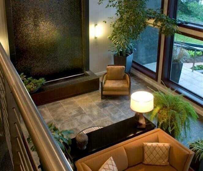 فندق Whale Cove Inn