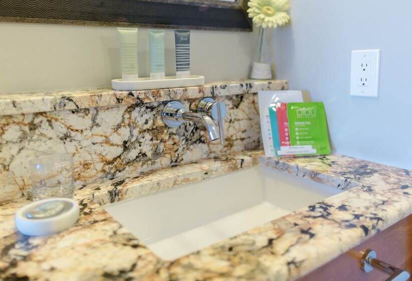 فندق Whale Cove Inn