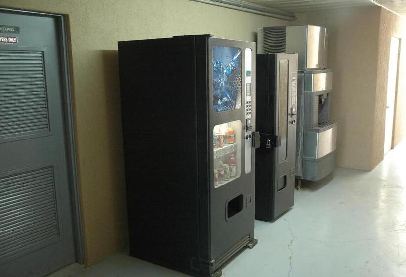 מוטל Majestic Inn