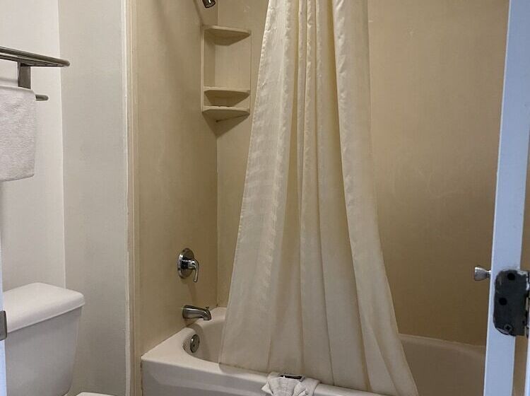 فندق على الطريق Majestic Inn