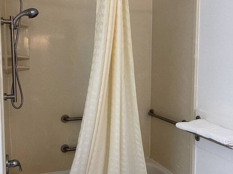 فندق على الطريق Majestic Inn