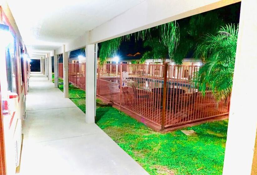 فندق على الطريق Texan Inn