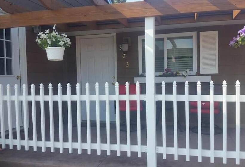 汽车旅馆  Two Rivers Inn West