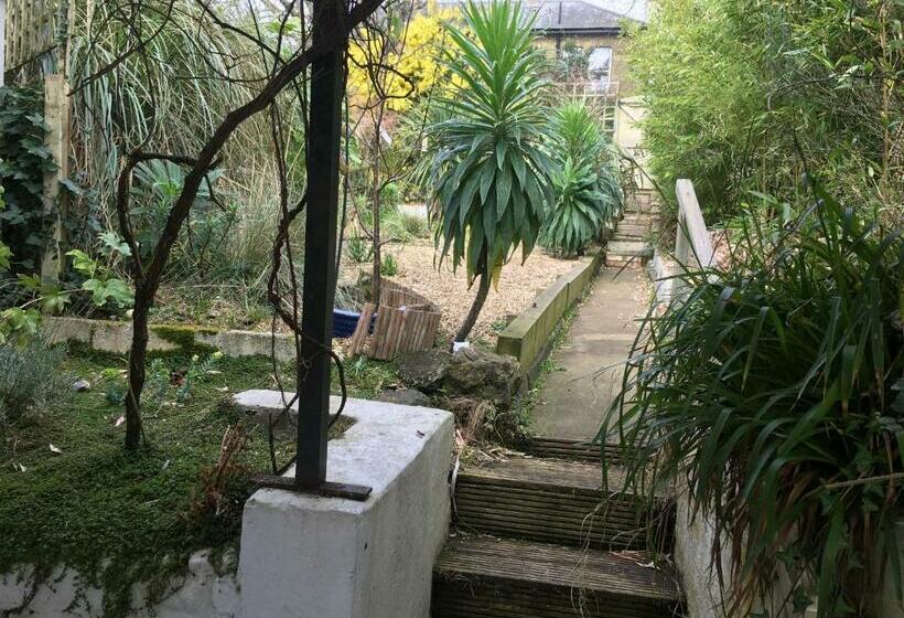 Пансион The Chestnuts