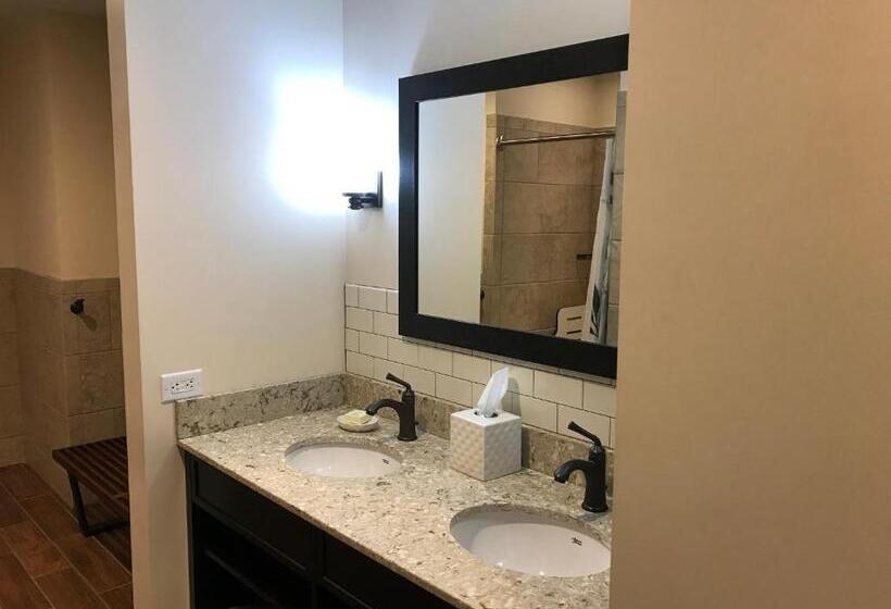 Village Hotel On Biltmore Estate