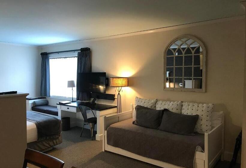 Village Hotel On Biltmore Estate