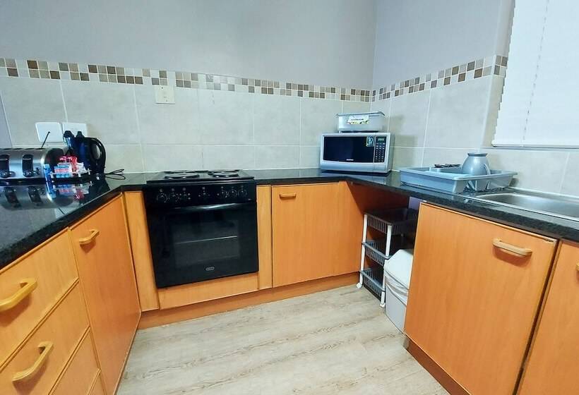 בית מלון כפרי First Group Brookes Hill Suites