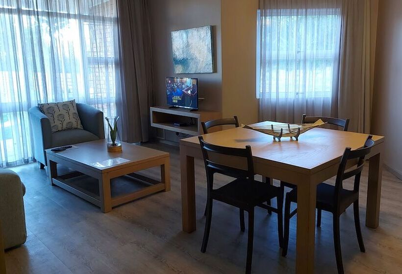 Отель First Group Brookes Hill Suites