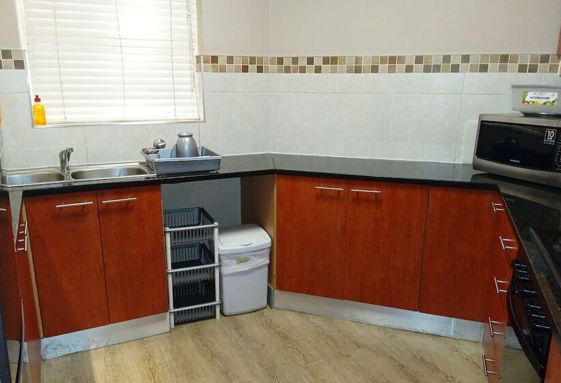 Отель First Group Brookes Hill Suites